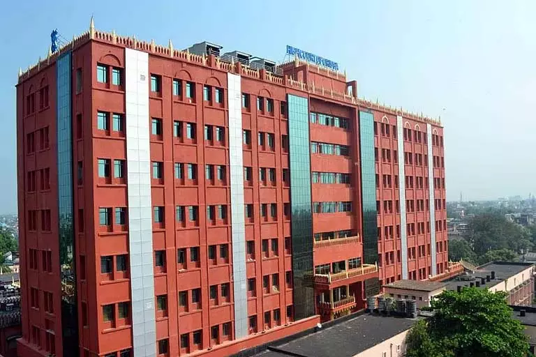 उड़ीसा उच्च न्यायालय ने रसोई स्वच्छता और छात्रावास सुरक्षा चिंताओं पर SCBMCH को फटकार लगाई उड़ीसा उच्च न्यायालय ने रसोई स्वच्छता और छात्रावास सुरक्षा चिंताओं पर SCBMCH को फटकार लगाई
