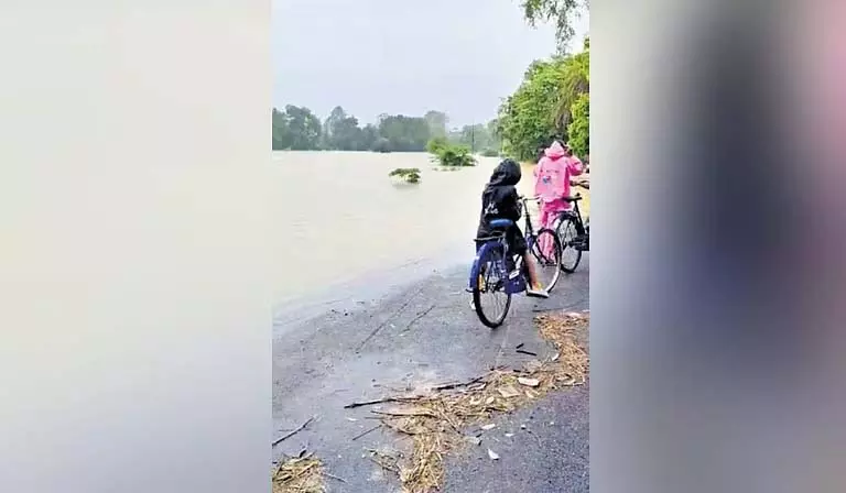 Odisha के झारसुगुड़ा में बाढ़, सड़क संपर्क प्रभावित Odisha के झारसुगुड़ा में बाढ़, सड़क संपर्क प्रभावित