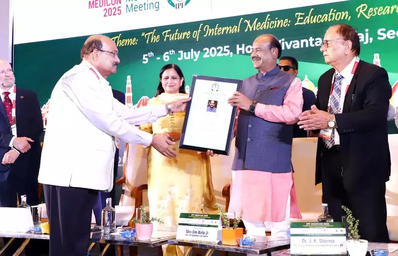 Rohtak स्वास्थ्य विश्वविद्यालय के कुलपति को आजीवन उपलब्धि पुरस्कार Rohtak स्वास्थ्य विश्वविद्यालय के कुलपति को आजीवन उपलब्धि पुरस्कार