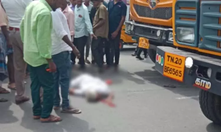 Tiruvallur में रेत से भरे ट्रक की चपेट में आने से बुजुर्ग की मौत, पत्नी घायल Tiruvallur में रेत से भरे ट्रक की चपेट में आने से बुजुर्ग की मौत, पत्नी घायल
