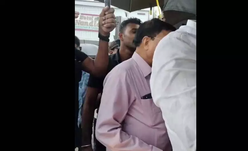 डिप्टी CM अरुण साव और मंत्री लखनलाल देवांगन का काफिला ग्रामीणों द्वारा रोकने का वीडियो वायरल, कलेक्टर-एसपी ने मोर्चा संभाला डिप्टी CM अरुण साव और मंत्री लखनलाल देवांगन का काफिला ग्रामीणों द्वारा रोकने का वीडियो वायरल, कलेक्टर-एसपी ने मोर्चा संभाला