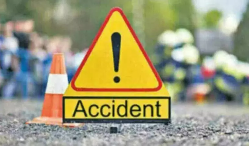 Inamguda के पास तेज रफ्तार ट्रक ने परिवार को कुचला, एक की मौत, तीन घायल Inamguda के पास तेज रफ्तार ट्रक ने परिवार को कुचला, एक की मौत, तीन घायल