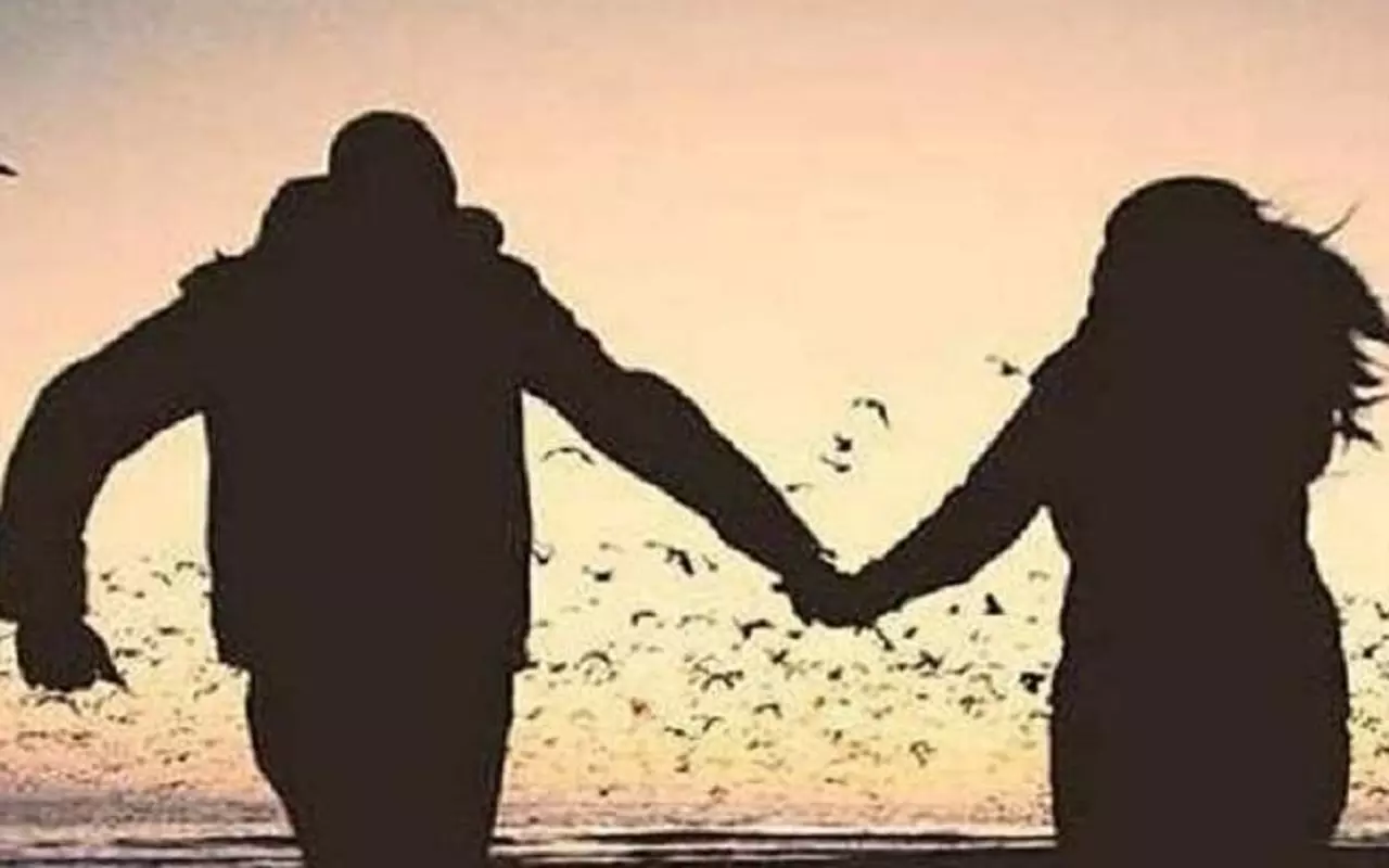 Kannauj: प्रेमी संग फरार हुई महिला, बेटी को भी ले जाने की कोशिश Kannauj: प्रेमी संग फरार हुई महिला, बेटी को भी ले जाने की कोशिश