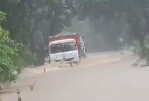 कोयला लोड ट्रक नाले में बहा, ड्राइवर की लापरवाही कोयला लोड ट्रक नाले में बहा, ड्राइवर की लापरवाही