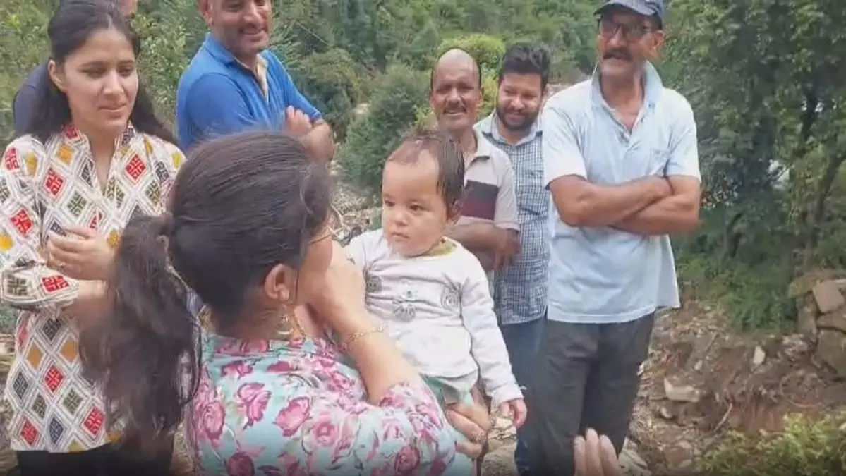Mandi: आपदा ने छीना परिवार, अनाथ हुई मासूम बच्ची Mandi: आपदा ने छीना परिवार, अनाथ हुई मासूम बच्ची
