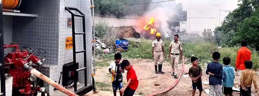 आकस्मिक आग: घास के ढेर में आग लगना आकस्मिक आग: घास के ढेर में आग लगना