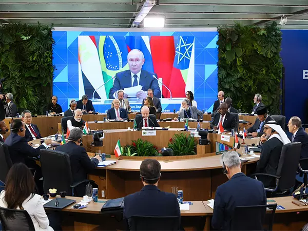 BRICS ने इंडोनेशिया और बेलारूस, मलेशिया सहित 10 साझेदार देशों का सदस्य के रूप में किया स्वागत BRICS ने इंडोनेशिया और बेलारूस, मलेशिया सहित 10 साझेदार देशों का सदस्य के रूप में किया स्वागत