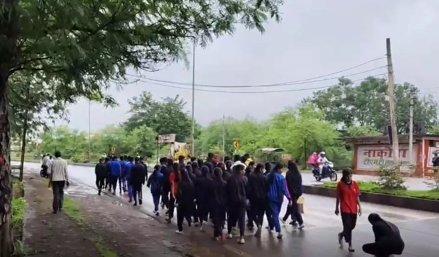 एकलव्य स्कूल के स्टूडेंट्स को SDM ने रोका, निकले थे कलेक्टर को समस्या बताने एकलव्य स्कूल के स्टूडेंट्स को SDM ने रोका, निकले थे कलेक्टर को समस्या बताने
