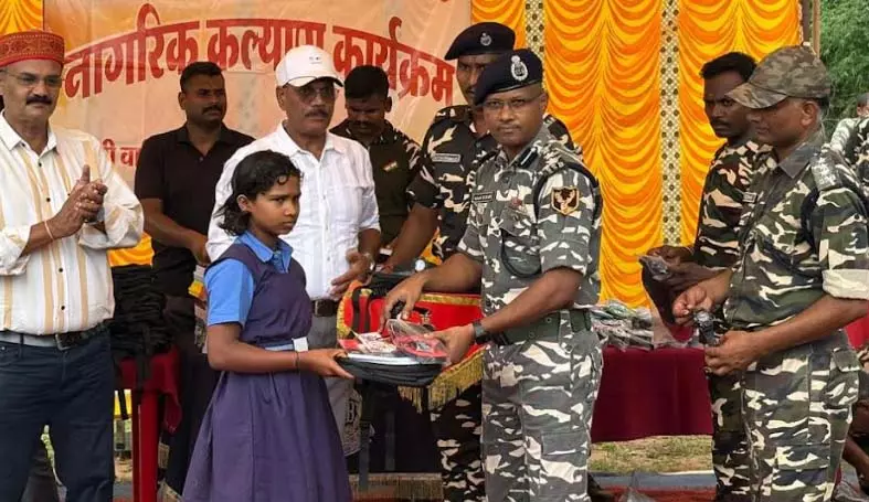 जीई फाउंडेशन ने रावघाट के बच्चों को दिए उपहार जीई फाउंडेशन ने रावघाट के बच्चों को दिए उपहार