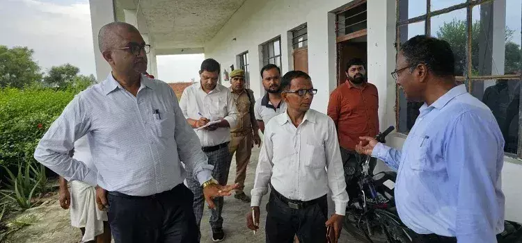 Farrukhabad: स्कूल में निरीक्षण के दौरान व्यवस्था ठीक, बच्चों की उपस्थिति पर डीएम संतुष्ट Farrukhabad: स्कूल में निरीक्षण के दौरान व्यवस्था ठीक, बच्चों की उपस्थिति पर डीएम संतुष्ट