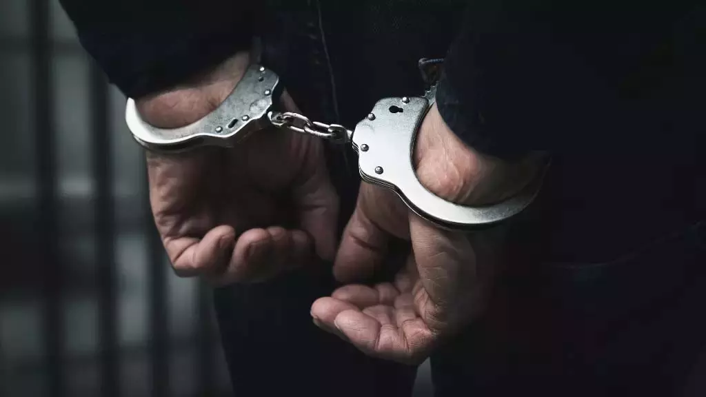 4,215 करोड़ रुपये के घोटाले में फाल्कन COO गिरफ्तार 4,215 करोड़ रुपये के घोटाले में फाल्कन COO गिरफ्तार