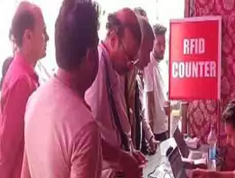 अमरनाथ यात्रा में तीर्थयात्रियों की निगरानी के लिए लगे RFID काउंटर अमरनाथ यात्रा में तीर्थयात्रियों की निगरानी के लिए लगे RFID काउंटर