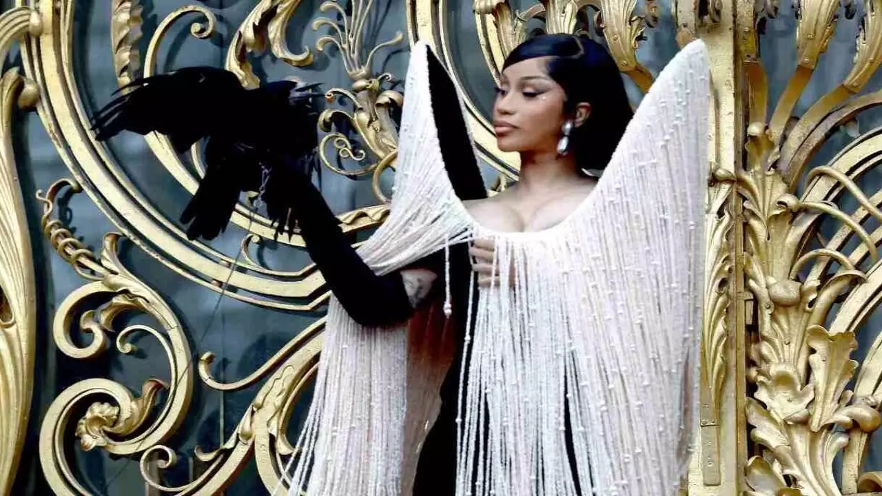 Cardi B ने शियापारेली शो में लाइव कौवा लाकर दर्शकों को चौंका दिया Cardi B ने शियापारेली शो में लाइव कौवा लाकर दर्शकों को चौंका दिया