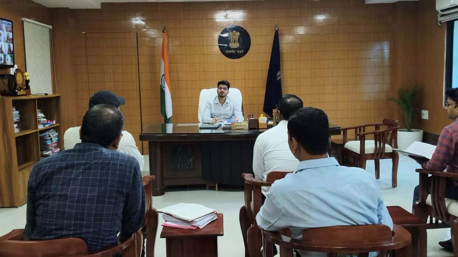 कलेक्टर ने की खाद-बीज भंडारण एवं वितरण की समीक्षा कलेक्टर ने की खाद-बीज भंडारण एवं वितरण की समीक्षा