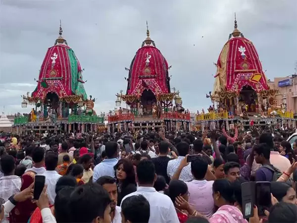 Puri में अधारा पन्ना अनुष्ठान के दौरान भक्त भगवान जगन्नाथ, बलभद्र और सुभद्रा के दर्शन करते हुए Puri में अधारा पन्ना अनुष्ठान के दौरान भक्त भगवान जगन्नाथ, बलभद्र और सुभद्रा के दर्शन करते हुए