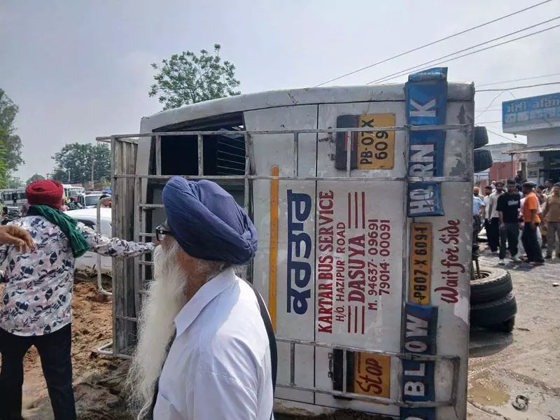 Hoshiarpur में दसूहा के पास मिनी बस पलटने से 7 लोगों की मौत, दर्जनों घायल Hoshiarpur में दसूहा के पास मिनी बस पलटने से 7 लोगों की मौत, दर्जनों घायल