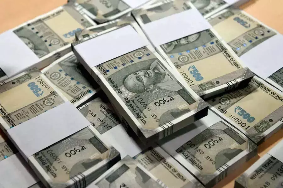 Kozhikode में बैंक ने जमा राशि में 500 रुपये के नकली नोट पाए जाने पर मामला दर्ज कराया Kozhikode में बैंक ने जमा राशि में 500 रुपये के नकली नोट पाए जाने पर मामला दर्ज कराया