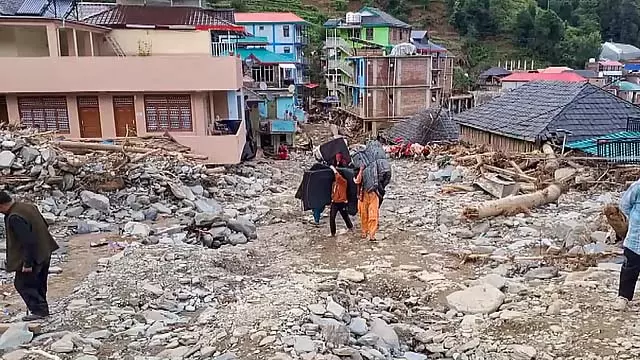 Himachal : बादल फटने और भूस्खलन के बाद लापता 30 लोगों की तलाश जारी Himachal : बादल फटने और भूस्खलन के बाद लापता 30 लोगों की तलाश जारी