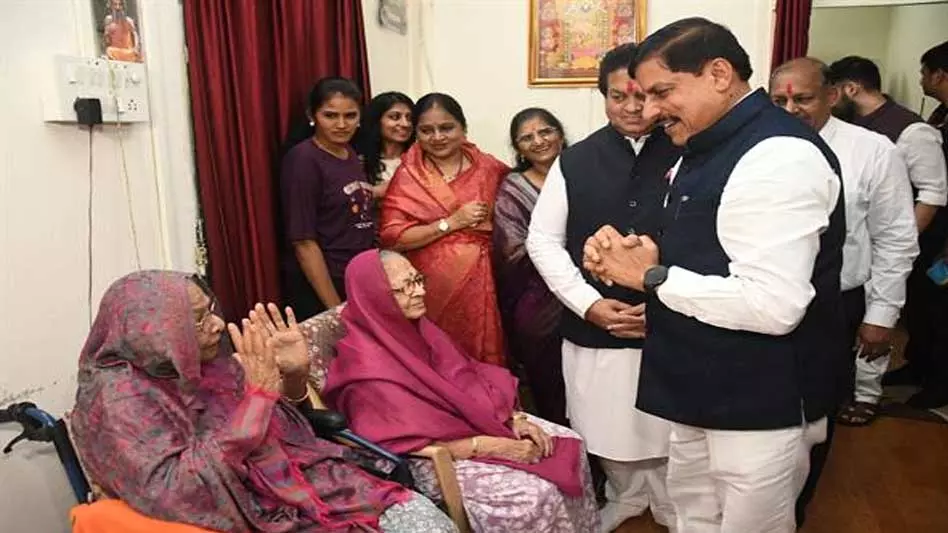 Bhopal: सीएम डॉ. यादव ने श्रीमती पटवा को जन्मदिन पर शुभकामनाएं दी Bhopal: सीएम डॉ. यादव ने श्रीमती पटवा को जन्मदिन पर शुभकामनाएं दी