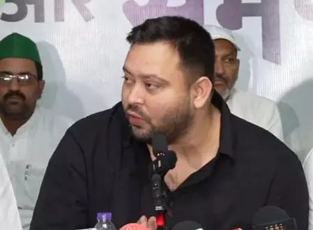 चुनाव आयोग के लगातार बदलते दिशा-निर्देशों से भ्रम की स्थिति : तेजस्वी यादव चुनाव आयोग के लगातार बदलते दिशा-निर्देशों से भ्रम की स्थिति : तेजस्वी यादव