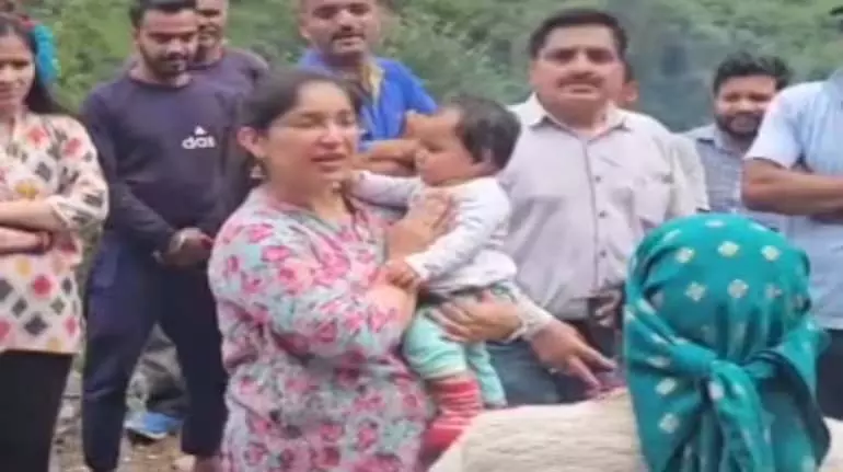 Mandi में आई बाढ़ में 10 महीने का बच्चा बच गया Mandi में आई बाढ़ में 10 महीने का बच्चा बच गया
