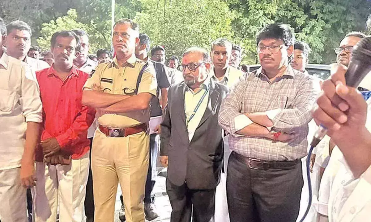 प्रमुख मांगों पर आश्वासन के बाद SVIMS कर्मचारियों ने धरना समाप्त किया प्रमुख मांगों पर आश्वासन के बाद SVIMS कर्मचारियों ने धरना समाप्त किया