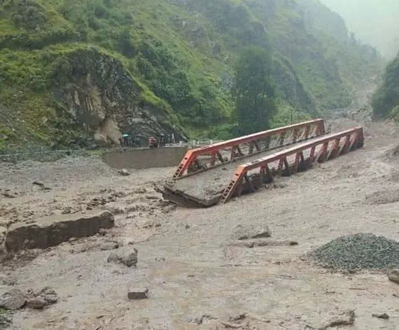 Chamba में प्रमुख पुल बह जाने से 4 पंचायतें सम्पर्क से कट गईं Chamba में प्रमुख पुल बह जाने से 4 पंचायतें सम्पर्क से कट गईं