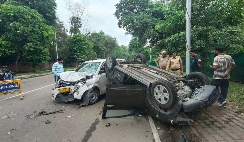 Chandigarh में आमने-सामने की टक्कर के बाद कार पलटने से तीन लोग बाल-बाल बचे Chandigarh में आमने-सामने की टक्कर के बाद कार पलटने से तीन लोग बाल-बाल बचे