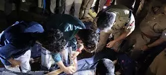 Jaunpur: ताजिया जुलूस के दौरान हाईटेंशन लाइन की चपेट में आए पांच युवक, दो की मौत Jaunpur: ताजिया जुलूस के दौरान हाईटेंशन लाइन की चपेट में आए पांच युवक, दो की मौत