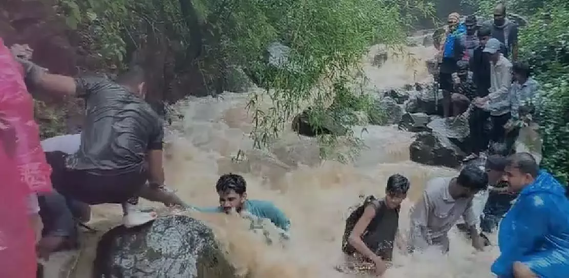 Nashik : त्र्यंबकेश्वर के दुगरवाड़ी झरने से 11 युवकों को बचाया गया Nashik : त्र्यंबकेश्वर के दुगरवाड़ी झरने से 11 युवकों को बचाया गया