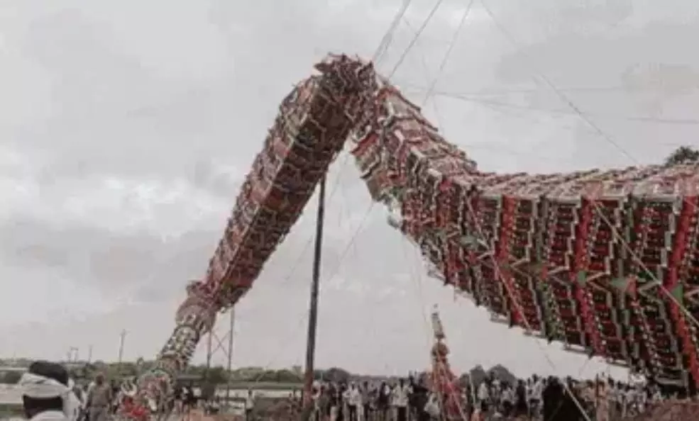 Lakhimpur Kheri: ताजिया हाईटेंशन लाइन की चपेट में आया, बड़ा हादसा टला Lakhimpur Kheri: ताजिया हाईटेंशन लाइन की चपेट में आया, बड़ा हादसा टला