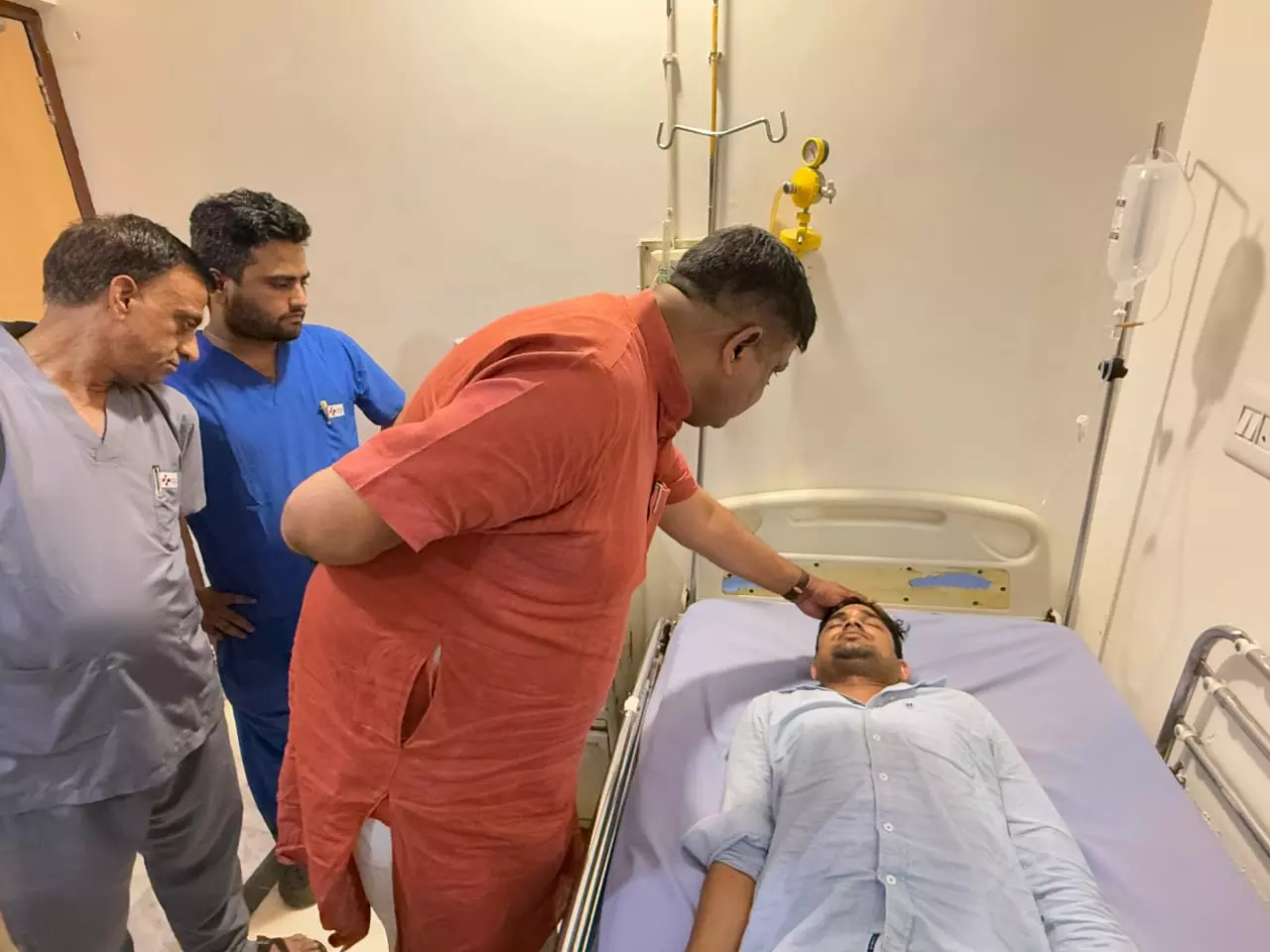 Jaipur: वन राज्य मंत्री संजय शर्मा ने घायल जवान की कुशलक्षेम जानी Jaipur: वन राज्य मंत्री संजय शर्मा ने घायल जवान की कुशलक्षेम जानी