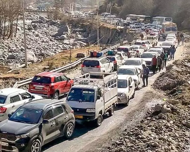 Himachal Pradesh की पहाड़ियाँ पर्यटकों के दबाव से झुक रही Himachal Pradesh की पहाड़ियाँ पर्यटकों के दबाव से झुक रही