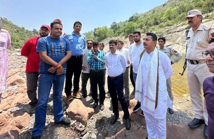 उधमपुर में बेलगाम खनन से पारिस्थितिकी संतुलन बिगड़ रहा है: Pathania उधमपुर में बेलगाम खनन से पारिस्थितिकी संतुलन बिगड़ रहा है: Pathania