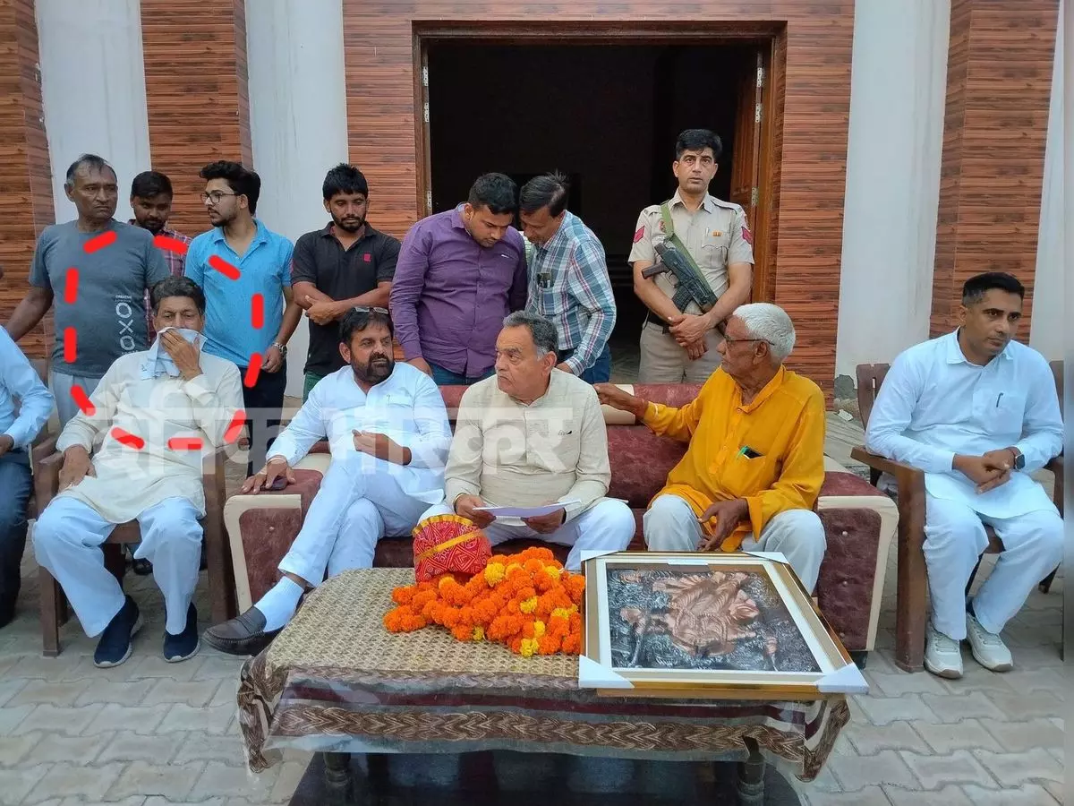 Hansi: रेप के आरोपी के साथ मंच बाँटते दिखे बीजेपी विधायक विनोद भयाना Hansi: रेप के आरोपी के साथ मंच बाँटते दिखे बीजेपी विधायक विनोद भयाना