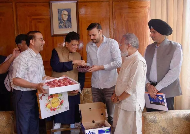 केंद्रीय मंत्री ने Srinagar के सेब व्यापारियों की मांगों को पूरा करने का संकल्प लिया केंद्रीय मंत्री ने Srinagar के सेब व्यापारियों की मांगों को पूरा करने का संकल्प लिया