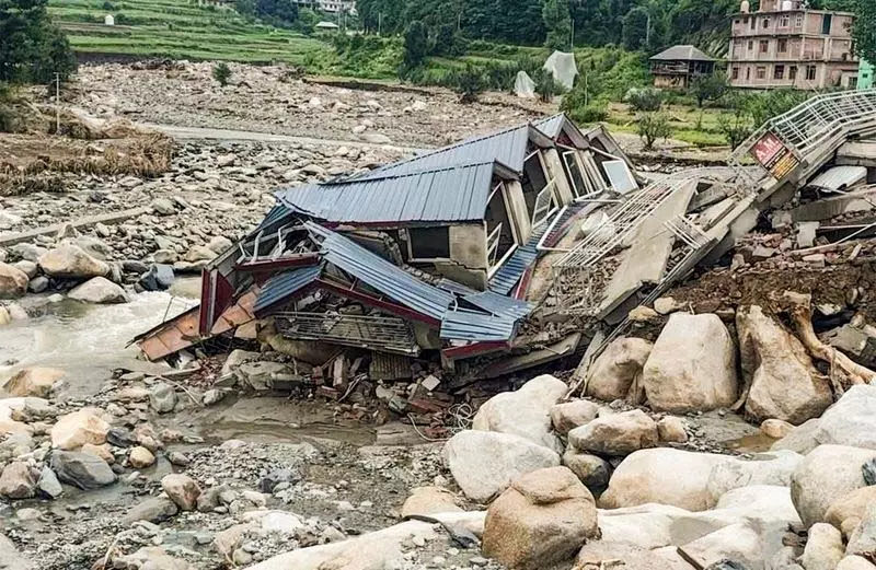 बादल फटने और नदी का जलस्तर बढ़ने से Mandi, लाहौल-स्पीति में नुकसान बादल फटने और नदी का जलस्तर बढ़ने से Mandi, लाहौल-स्पीति में नुकसान