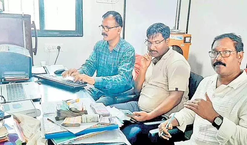 अंतरराज्यीय चौकियां एजेंटों के हाथों में.. अधिकारी नशे में धुत हो रहे हैं अंतरराज्यीय चौकियां एजेंटों के हाथों में.. अधिकारी नशे में धुत हो रहे हैं