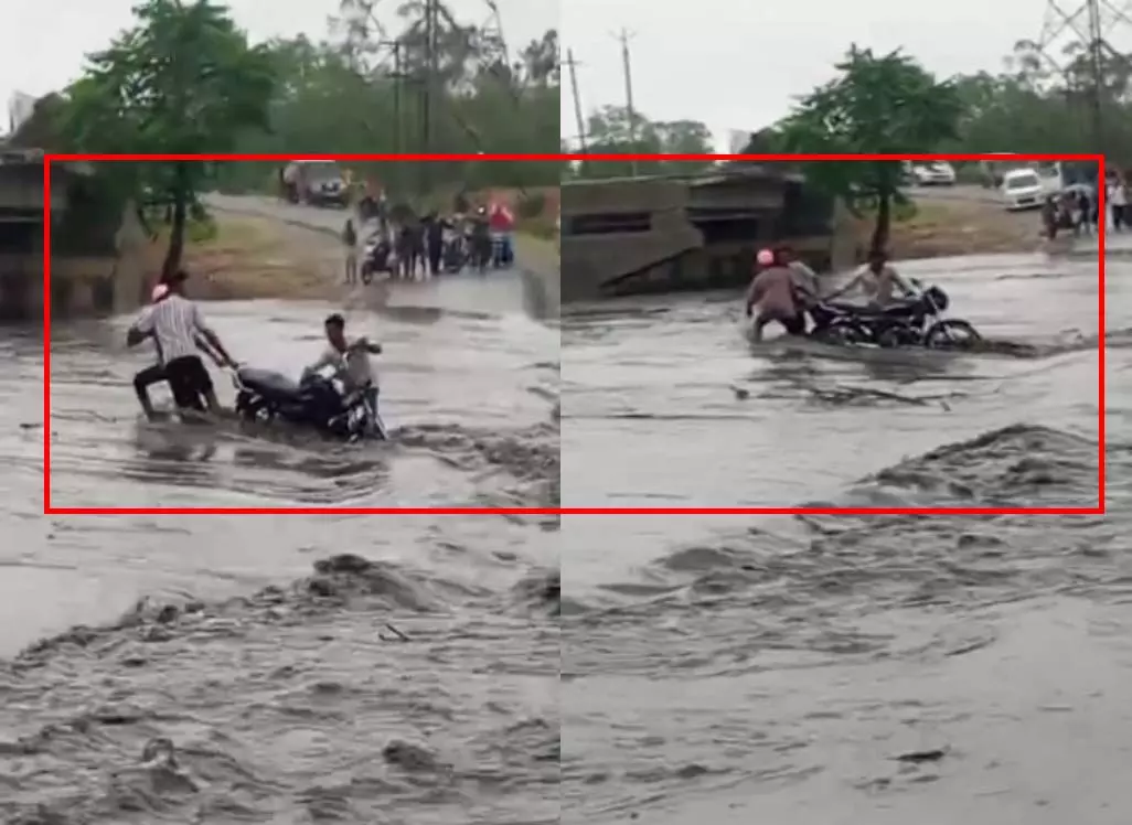 CG BREAKING: लीलागर नदी में बाइक सहित बहा युवक, देखें VIDEO... CG BREAKING: लीलागर नदी में बाइक सहित बहा युवक, देखें VIDEO...