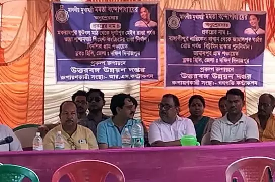 स्थानीय लोग खुश हैं क्योंकि आजादी के बाद पहली पक्की सड़क हिली में बन रही स्थानीय लोग खुश हैं क्योंकि आजादी के बाद पहली पक्की सड़क हिली में बन रही