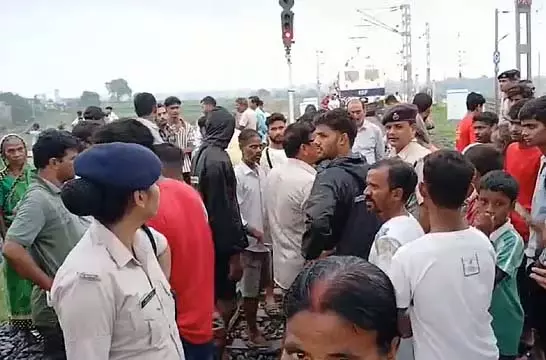 पुरुलिया स्टेशन के पास नाकाबंदी, कई ट्रेनें रद्द पुरुलिया स्टेशन के पास नाकाबंदी, कई ट्रेनें रद्द