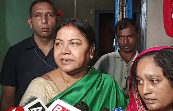 राष्ट्रीय महिला आयोग की टीम तमन्ना के कालीगंज स्थित घर पर पहुंची राष्ट्रीय महिला आयोग की टीम तमन्ना के कालीगंज स्थित घर पर पहुंची