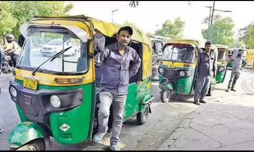 Delhi : ऑटो और टैक्सी चालकों ने सुप्रीम कोर्ट में लगाई गुहार Delhi : ऑटो और टैक्सी चालकों ने सुप्रीम कोर्ट में लगाई गुहार