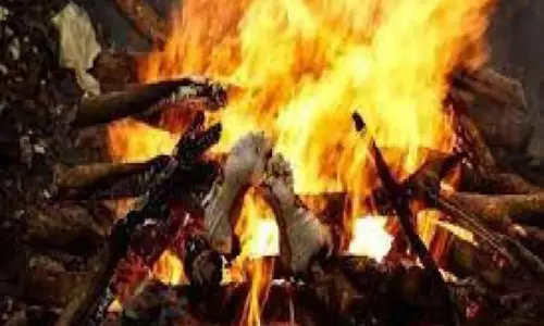भाभी की मौत होने पर ननद को लगा सदमा, अंतिम संस्कार के वक्त तोड़ा दम