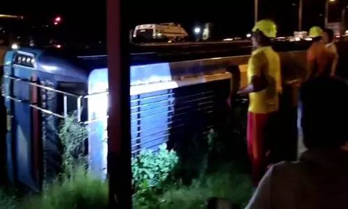 Odisha : यात्रियों से भरी बस पलटी, जाजपुर में मची अफरा-तफरी