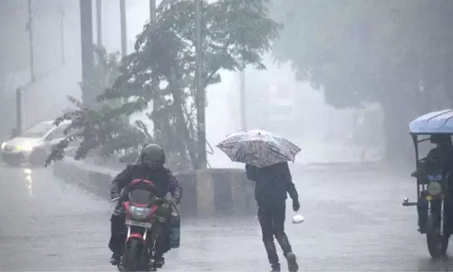 भारी बारिश के बीच आज के लिए ऑरेंज और येलो अलर्ट जारी भारी बारिश के बीच आज के लिए ऑरेंज और येलो अलर्ट जारी