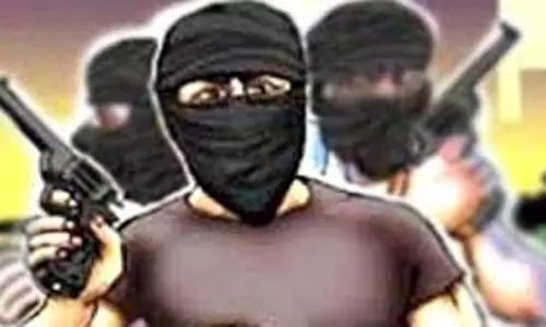 Jalandhar : दिनदहाड़े लूट, बंदूक की नोक पर बंधक बनाकर लाखों का माल लूट ले गए लुटेरे