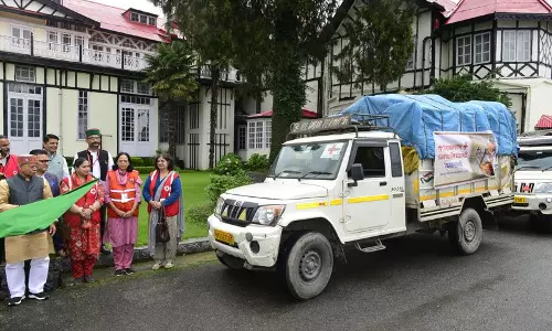 Himachal राज्यपाल ने मंडी के लिए राहत सामग्री को हरी झंडी दिखाई Himachal राज्यपाल ने मंडी के लिए राहत सामग्री को हरी झंडी दिखाई