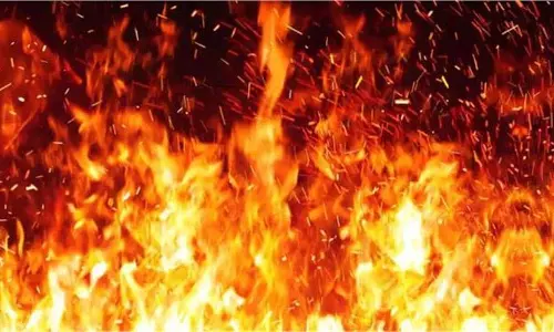 UP News: घर में आग लगने से महिला की मौत, जाँच में जुटी पुलिस UP News: घर में आग लगने से महिला की मौत, जाँच में जुटी पुलिस