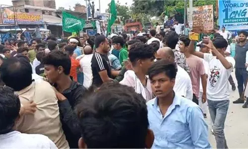 UP News: मोहर्रम जुलूस में भड़काऊ गीत को लेकर दो पक्षों में झड़प